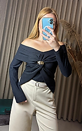 Madonna Yaka Gold Aksesuarlı Siyah Bluz – Zarif ve Modern Tasarım