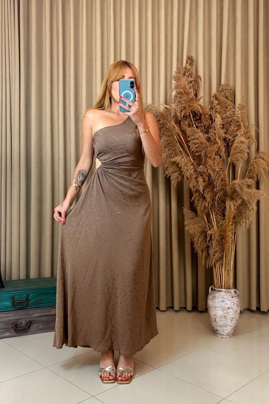 Kahverengi Desenli Tek Kol Bel Detaylı Elbise – Modern & Şık