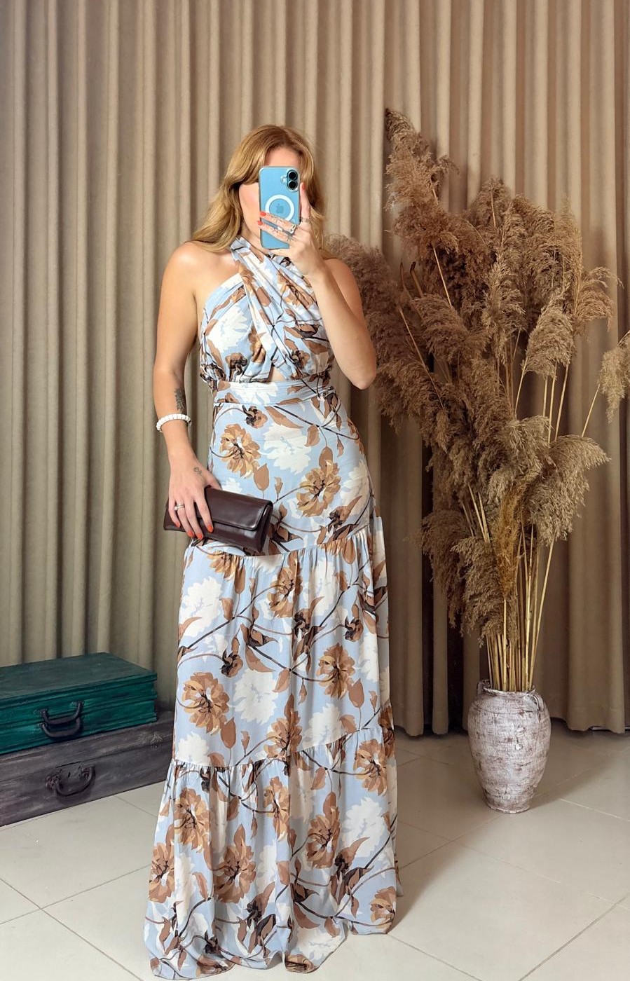 Kahve-Mavi Çiçek Desenli Halter Yaka Maksi Elbise– Yazlık Rahat Şıklık