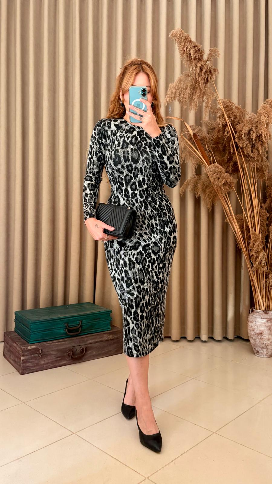 Siyah Beyaz Leopar Desen Triko Elbise – Şık ve Modern StiL