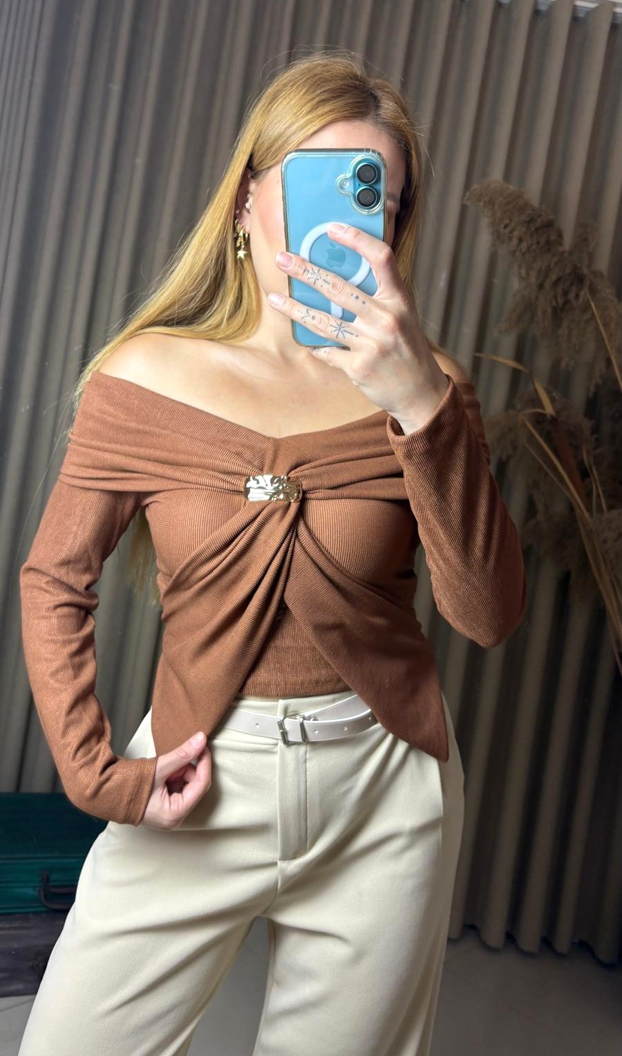 Madonna Yaka Gold Aksesuarlı Taba Bluz – Zarif ve Modern Tasarım