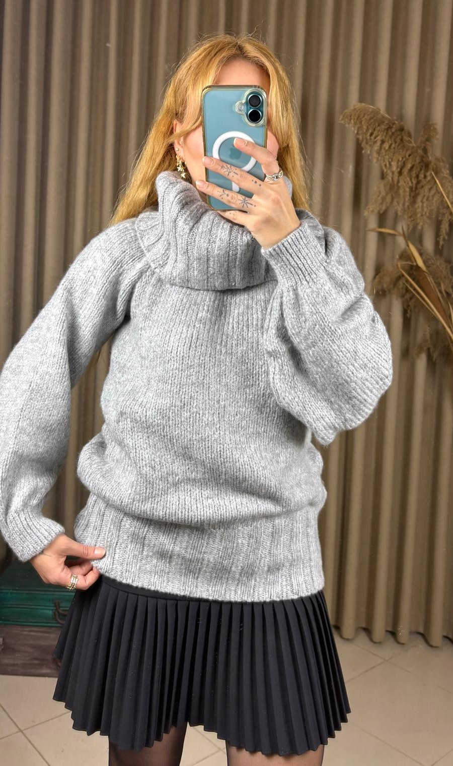 Balıkçı Yaka Balon Kol Fitilli Açık Gri Triko Kazak – Şık ve Modern Stil